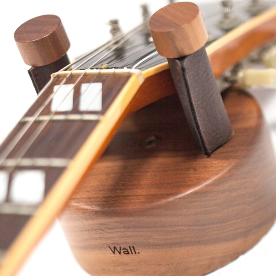 Soporte de guitarra de madera de nogal de pared